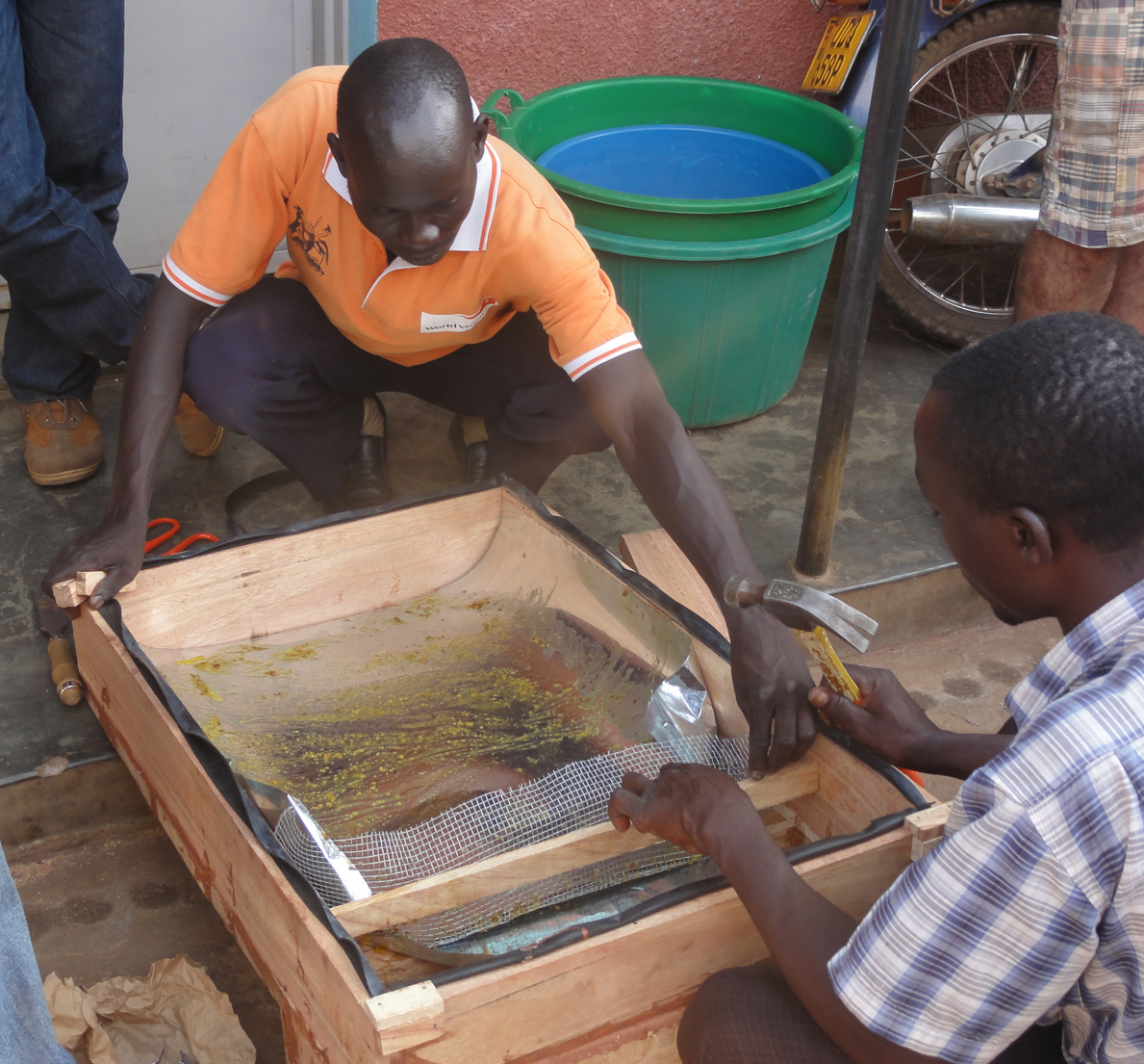 East Africa blind beekeeping